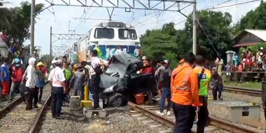 Avanza Mati Mesin Ditabrak KA Argo Sindoro di Bekasi, Satu Orang Tewas