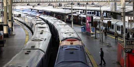 Aksi Terbesar Selama 30 Tahun, Puluhan Ribu Pekerja Kereta Inggris Mogok Kerja