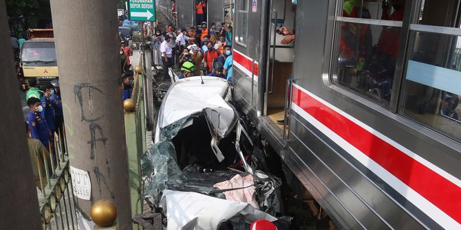 Ditutup Usai Kecelakaan Mobil, Palang Perlintasan Rawageni Depok Dibuka Paksa Warga