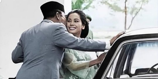 Jarang Terekspos, Potret Ratna Sari Dewi Cium Makam Soekarno Sambil Menangis