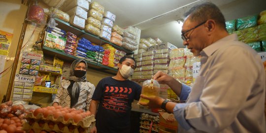 Mulai Hari Ini, Masyarakat Bisa Beli Minyak Goreng Curah Rp14.000 ...