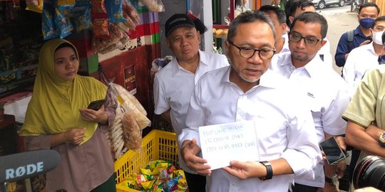 Pastikan Harga Minyak Goreng Aman, Mendag Zulhas Sidak Warung di Pasar Klender