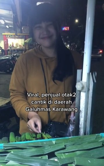 viral paras cantik penjual otak otak di karawang bikin netizen melongo