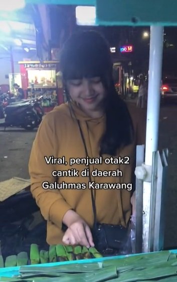 viral paras cantik penjual otak otak di karawang bikin netizen melongo