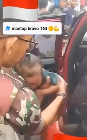 aksi heroik tni selamatkan balita terkunci dalam mobil pecahkan kaca pakai tangan