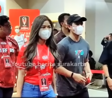 nonton bola bareng intip momen kebersamaan kaesang pangarep dan erina gunodo