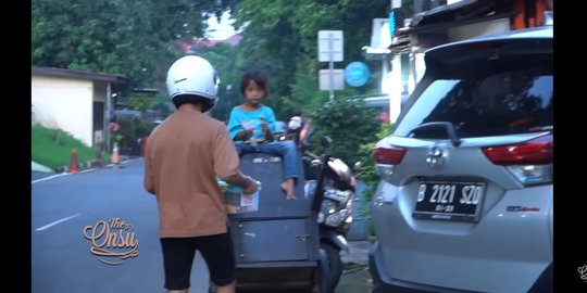 Potret Betrand Peto dan Sarwendah Naik Motor Untuk Berbagi Sembako di Jalanan