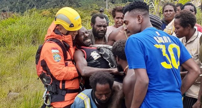 evakuasi korban pesawat susi air jatuh di timika