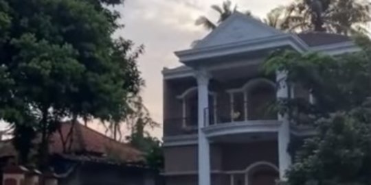 Viral Rumah Dipisahkan Sungai, Netizen Perdebatkan Cara Masuk