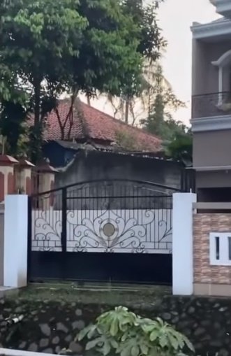 rumah dipisahkan sungai