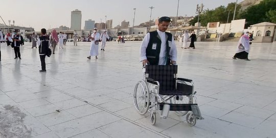 Ada Layanan Resmi Pendorong Kursi Roda di Masjidil Haram, Ini Cara dan Tarifnya