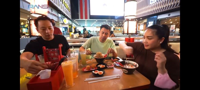 potret raffi ahmad dan nagita slavina makan ramen di mal romantis sambil suap suapan