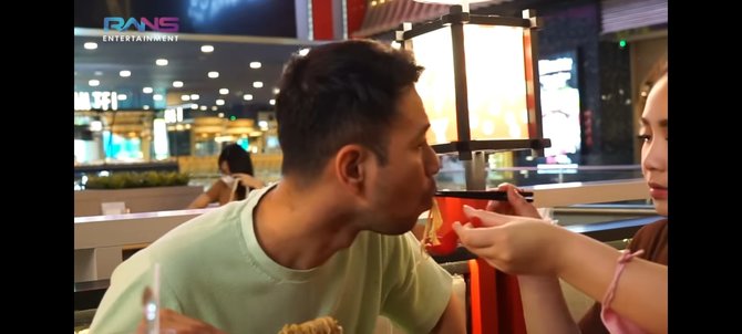 potret raffi ahmad dan nagita slavina makan ramen di mal romantis sambil suap suapan