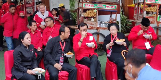 Momen Megawati, Puan dan Prananda Makan Bakso Usai Rakernas II PDIP