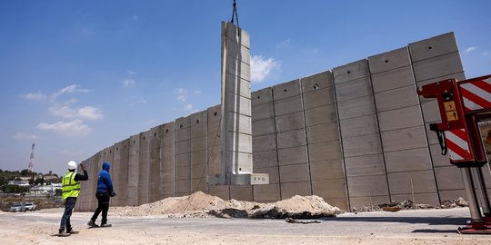 Israel Bangun Tembok Pemisah Setinggi 9 Meter di Tepi Barat