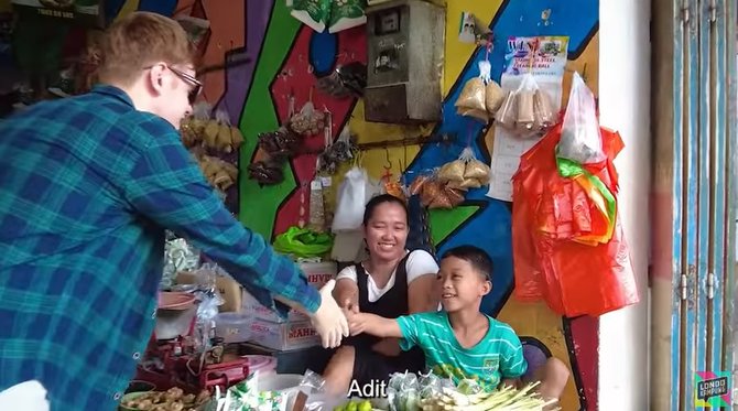 para pedagang kena prank bule awalnya pakai bahasa inggris ending nya omong jawa