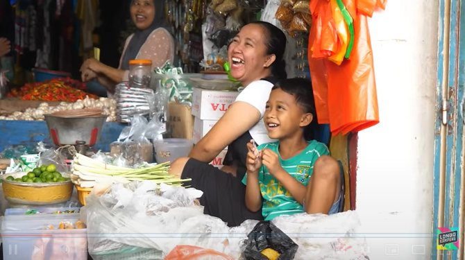 para pedagang kena prank bule awalnya pakai bahasa inggris ending nya omong jawa
