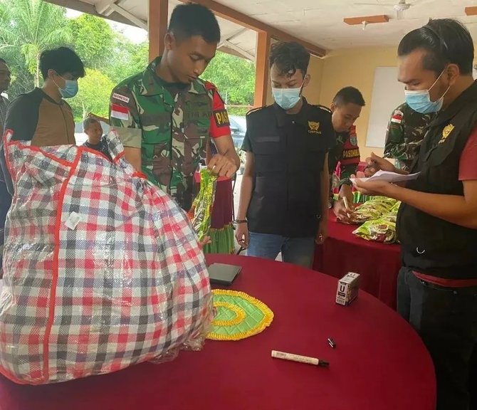 pasukan tni sikat penyelundup narkoba di perbatasan indonesia malaysia