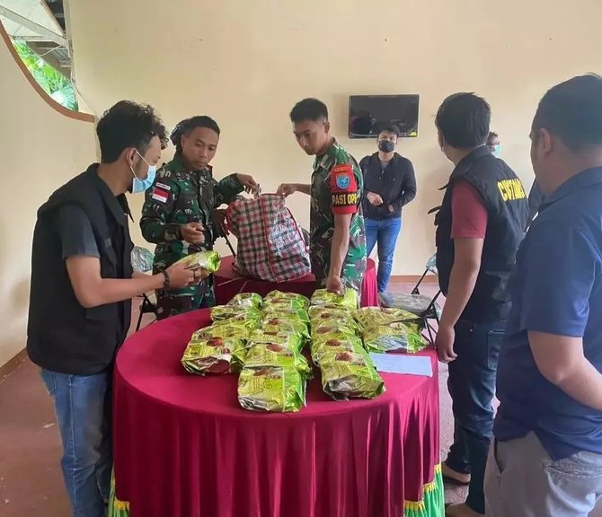 pasukan tni sikat penyelundup narkoba di perbatasan indonesia malaysia