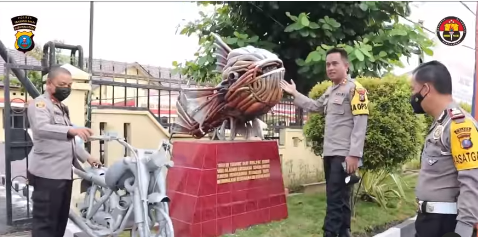 jajaran polisi ini sulap knalpot brong jadi barang seni cantik amp berkelas