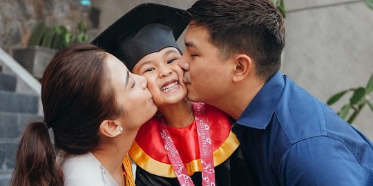 Deretan Foto Nastusha Anak Chelsea Olivia di Momen Wisuda, Lucu Banget Pakai Toga