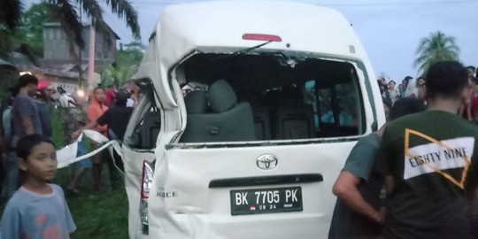 Mobil Wisatawan Terobos Perlintasan Kereta Api di Serdang Bedagai, 5 Orang Tewas