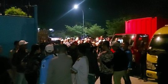 Gudang J&T Express di Pekanbaru Digeruduk Massa, Seorang Karyawan Diserang