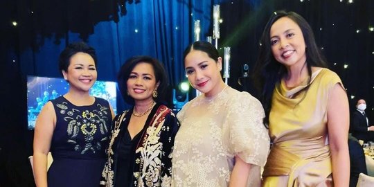 Potret Cantik Nagita Slavina Hadiri Resepsi Pernikahan Putri Tanjung Banjir Pujian Potret Cantik Nagita Slavina Hadiri Resepsi Pernikahan Putri Tanjung Banjir Pujian