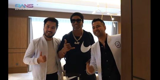 Potret Raffi Ahmad Jadi 'Ajudan' Ronaldinho, Penampilan 'Sultan Andara' Keren Abis