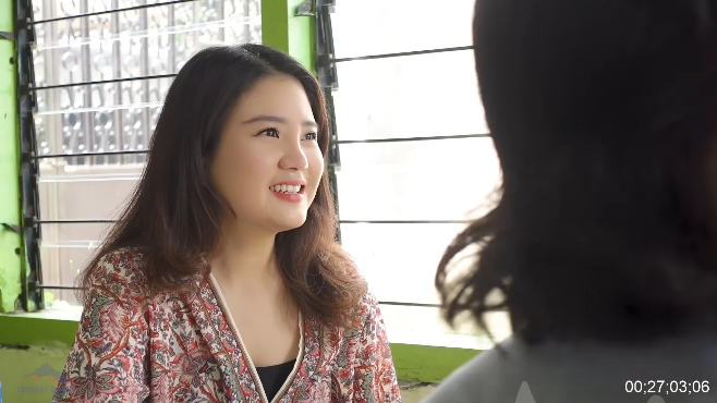 2 putri konglomerat nongkrong di warteg