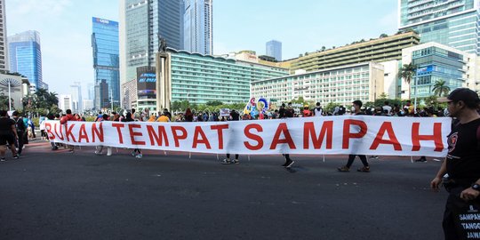 Aksi Komunitas Peduli Sampah Kampanye di Bundaran HI