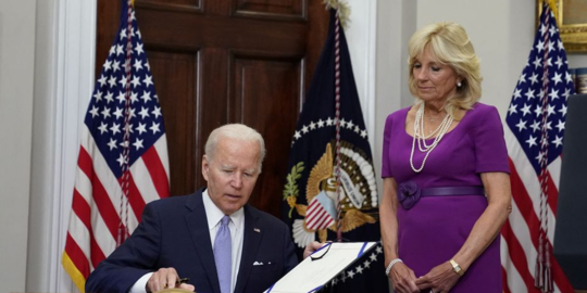 Joe Biden Tandatangani UU Keamanan Senjata: Ini Akan Selamatkan Banyak Nyawa