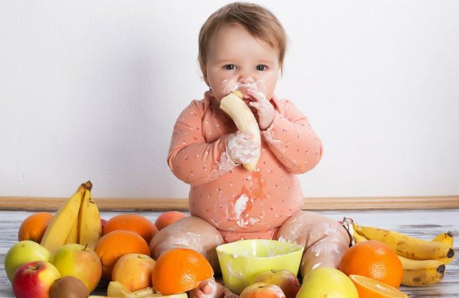 ilustrasi bayi makan buah