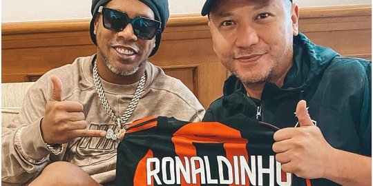 Potret Gading Marten Dapat Tanda Tangan Ronaldinho, Raffi Ahmad 'Rezeki Anak Soleh'