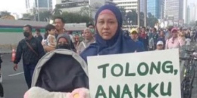 Ibu Bawa Papan 'Tolong Anakku Butuh Ganja Medis' di CFD Jakarta, Beri Surat kepada MK