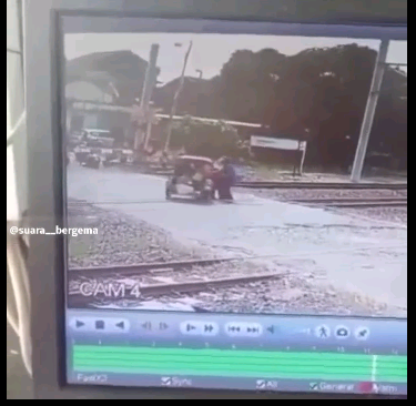 aksi heroik pria selamatkan becak dari tertabrak kereta api