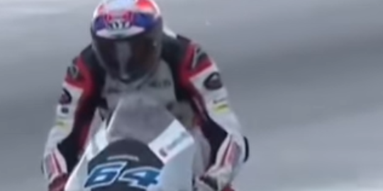 Detik-detik Mario Aji Berhasil Lewati Lintasan Moto3 yang Licin Kena Hujan, Tegang