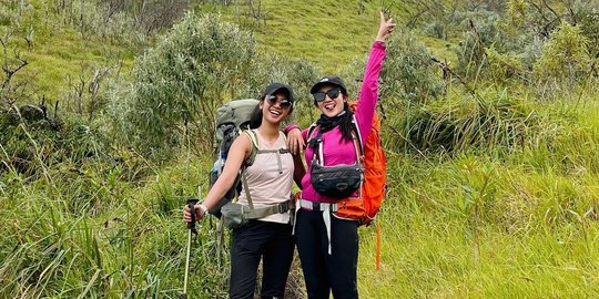 6 Potret Febby Rastanty saat Naik Gunung Merbabu, Penampilannya Bikin Salfok