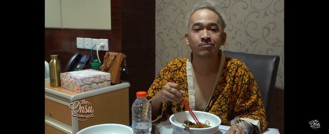 pelukan penuh cinta sarwendah ke ruben onsu yang terbaring lemah di rs