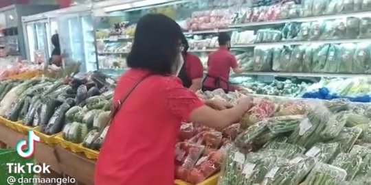 Viral Aksi Wanita Belanja sampai Buka Kemasan Produk, Banjir Kritikan Warganet