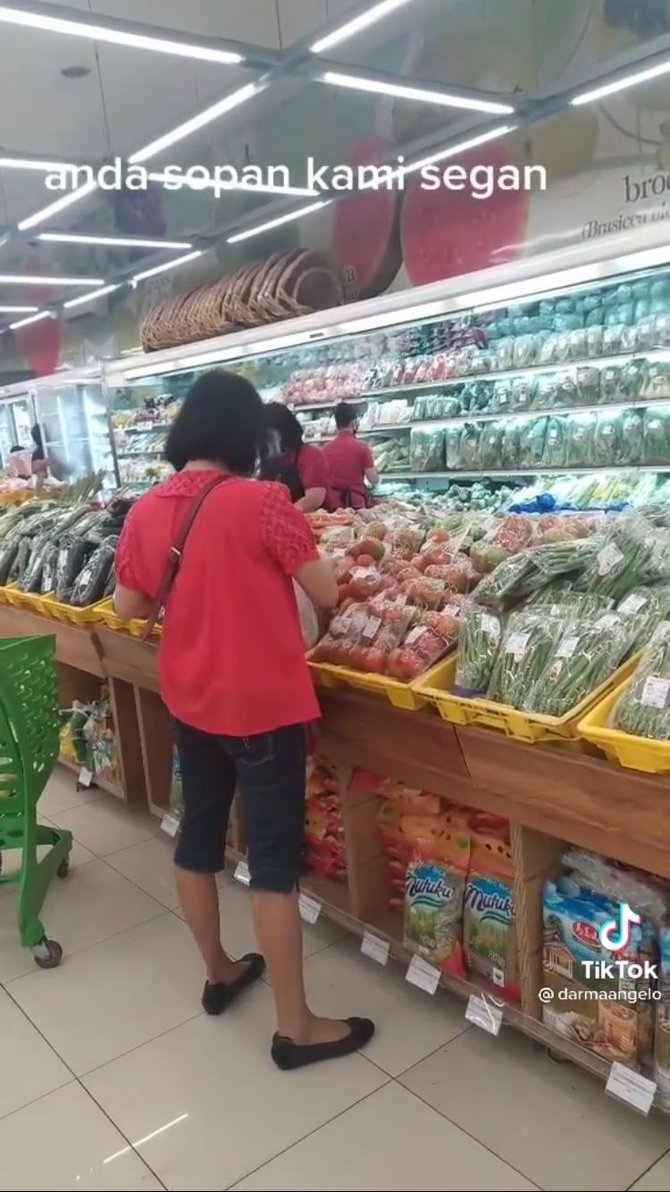 belanja di supermarket buka plastik kemasan