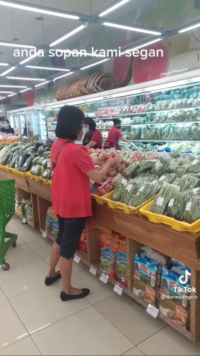 belanja di supermarket buka plastik kemasan