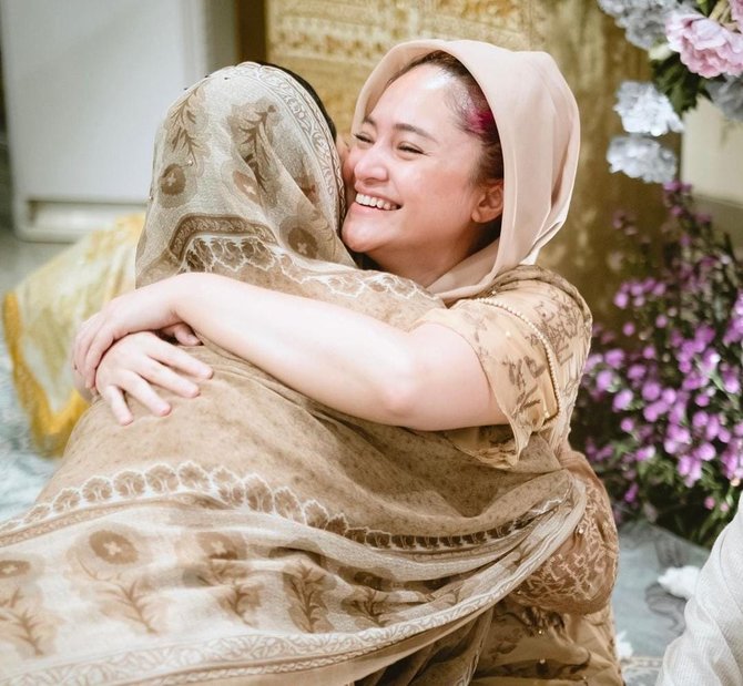 tangis bahagia ini momen marshanda peluk erat sang adik alyssa ramadhani mau nikah