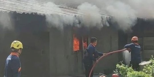 Gudang Bahan Baku Kembang Api Terbakar, Pekerja Berhamburan Keluar