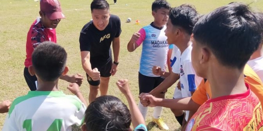 Aksi Sosial Persik dan Yayasan AFG Donasikan 100 Bola untuk SSB di Kediri