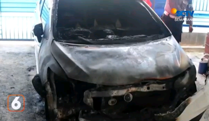 pria ini bakar kendaraan selingkuhan istri karena cemburu