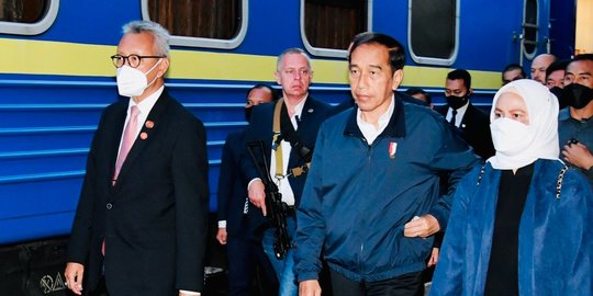 Momen Presiden Jokowi dan Iriana Naik Kereta Menuju Ukraina