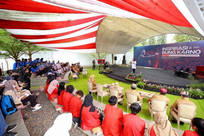 bupati ipuk saat seminar bertajuk inspirasi bung karno untuk banyuwangi rebound