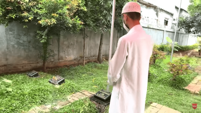 momen haru al hasan ali jaber ziarah ke makam sang ayah