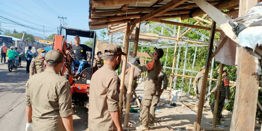 Puluhan Bangunan Liar di Pinggir Kali Kawasan Cipayung Depok Dibongkar Paksa